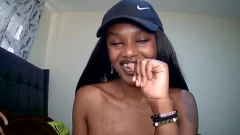 Snapshot of flirtyy_sheery chatting on 01.23.25 sheery online show from 01.23.25