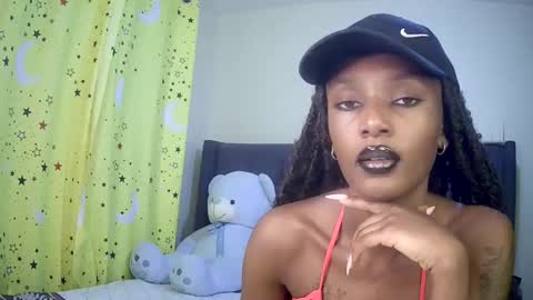 Snapshot of flirtyy_sheery chatting on 10.19.25 sheery online show from 10.19.25