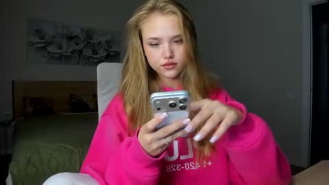 Snapshot of flooora_0 chatting on 06.15.26 Mona online show from 06.15.26