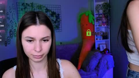 Snapshot of flora_ri chatting on 11.04.25 just ask me online show from 11.04.25