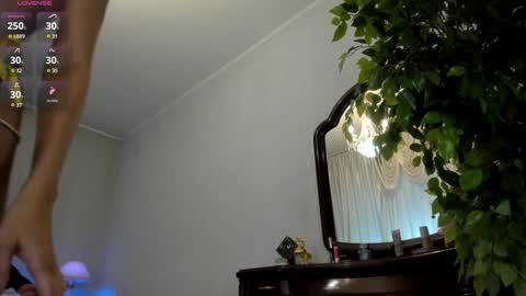 Snapshot of flower_nicole chatting on 12.03.24 Nicole online show from 12.03.24