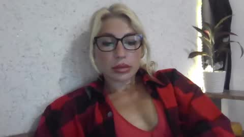 Snapshot of fox_red_lady7 chatting on 10.01.25 fox_red_lady7 online show from 10.01.25