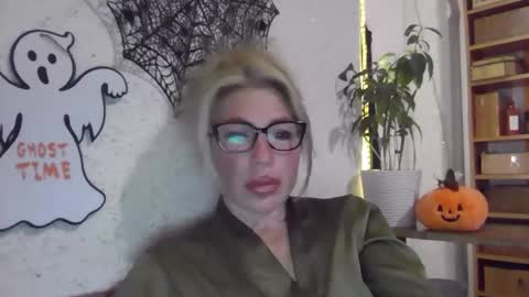 fox_red_lady7 online show from 10.31.25