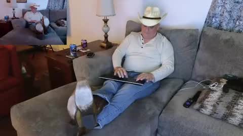 Snapshot of foxhunt99 chatting on 02.08.25 Hunter online show from 02.08.25