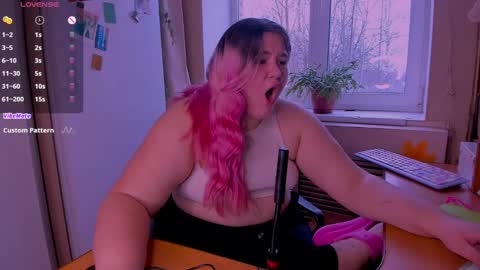 Snapshot of freakcute_friends chatting on 12.20.24 Alice online show from 12.20.24