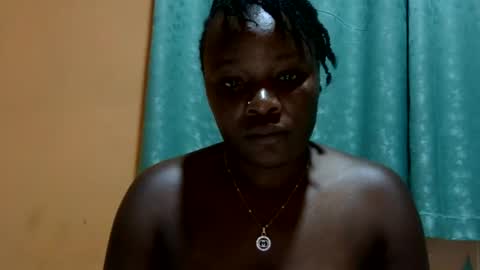 Snapshot of freaky_dolly chatting on 01.05.25 freaky_dolly online show from 01.05.25