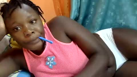 Snapshot of freaky_dolly chatting on 01.06.25 freaky_dolly online show from 01.06.25