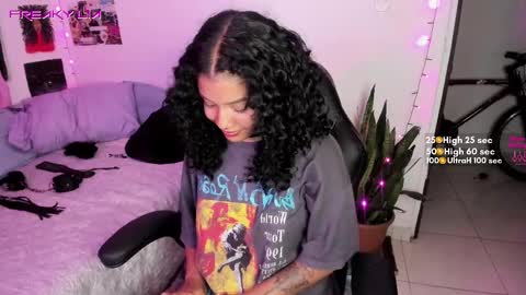 Lia Gomez online show from 02.19.25