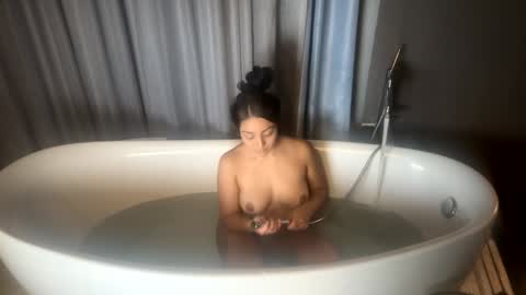 Snapshot of freesoulmovement chatting on 12.19.24 jasmineandaladin69 online show from 12.19.24