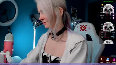 Snapshot of frida_fortune chatting on 01.28.25 Frida A boost to fortune for the one who gives a thumbs up and a bonus lucky for those who support me by joining the fanclub online show from 01.28.25