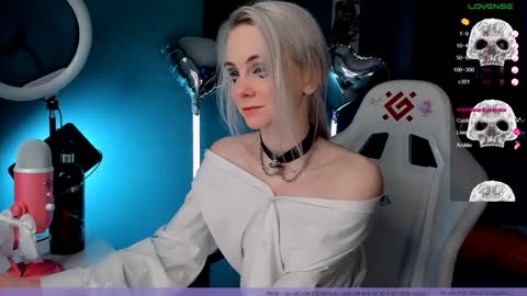 Snapshot of frida_fortune chatting on 01.28.25 Frida A boost to fortune for the one who gives a thumbs up and a bonus lucky for those who support me by joining the fanclub online show from 01.28.25