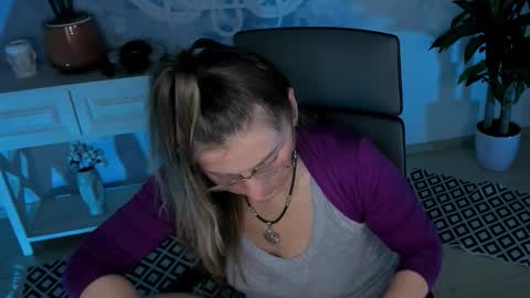 Snapshot of fridatander chatting on 11.27.25 Frida Tander online show from 11.27.25