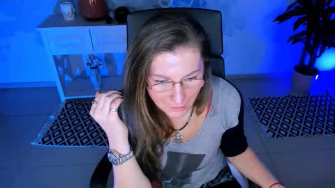 Snapshot of fridatander chatting on 11.29.25 Frida Tander online show from 11.29.25