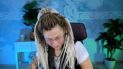 Snapshot of fridatander chatting on 12.14.25 Frida Tander online show from 12.14.25