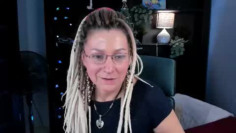 Snapshot of fridatander chatting on 12.20.25 Frida Tander online show from 12.20.25