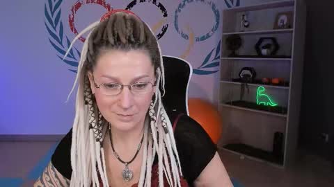 Snapshot of fridatander chatting on 12.21.25 Frida Tander online show from 12.21.25