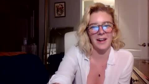 Snapshot of frommarywithlove chatting on 10.02.25 frommarywithlove online show from 10.02.25