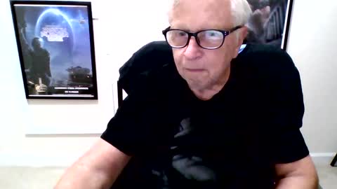 Snapshot of funclemike chatting on 10.08.25 funclemike online show from 10.08.25
