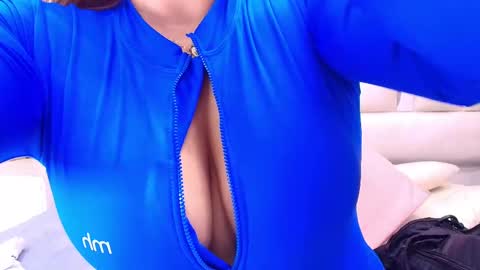 Snapshot of gabriela_leone chatting on 02.11.25 gabriela online show from 02.11.25