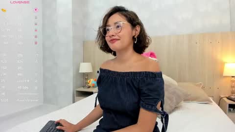 Snapshot of gabriela_vargas chatting on 10.23.25 Gabriela Vargas online show from 10.23.25