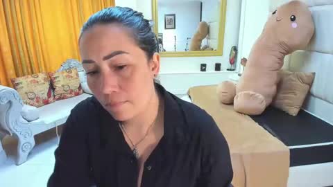 Snapshot of gaby_trent chatting on 10.06.25 gabriela online show from 10.06.25