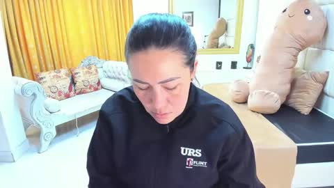 Snapshot of gaby_trent chatting on 10.07.25 gabriela online show from 10.07.25