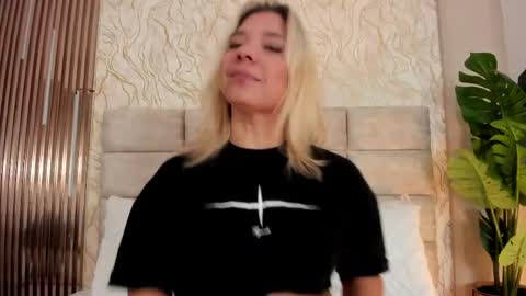 Snapshot of gaia_stonne chatting on 04.27.26 gaia_stonne online show from 04.27.26