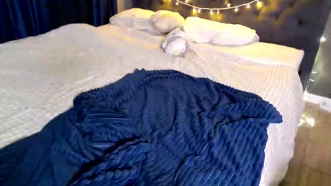 Snapshot of galaxyandromeda chatting on 12.19.25 My name Lou 3 online show from 12.19.25