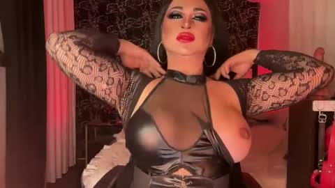 Snapshot of gaylecious chatting on 02.05.25 gayle online show from 02.05.25