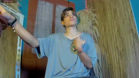 Snapshot of gaze_dream chatting on 12.03.25 HAN online show from 12.03.25