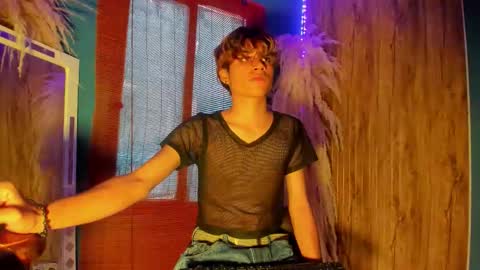 Snapshot of gaze_dream chatting on 12.19.25 HAN online show from 12.19.25