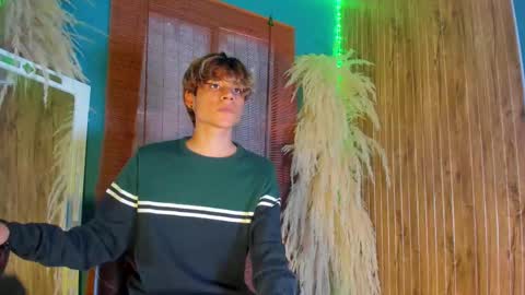 Snapshot of gaze_dream chatting on 12.20.25 HAN online show from 12.20.25