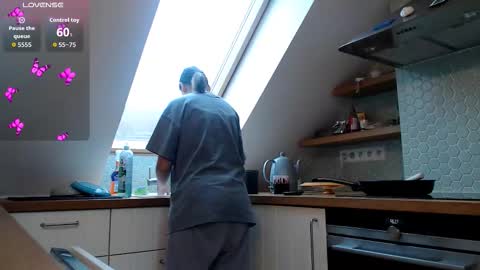 Snapshot of genev__ievee chatting on 12.22.25 genev__ievee online show from 12.22.25