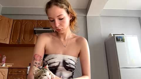 Snapshot of geneviveseay chatting on 09.09.25 Emmi online show from 09.09.25