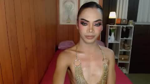 Sidneymorens online show from 10.26.25