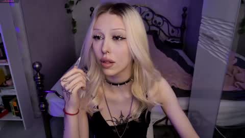 Snapshot of ghost_girlyy chatting on 04.13.26 violeta online show from 04.13.26