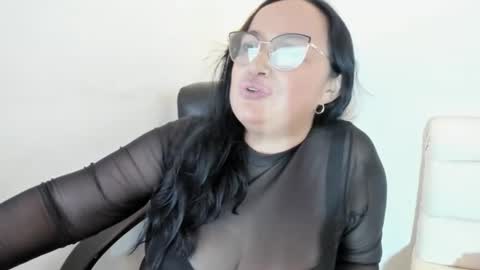 Snapshot of gia_nahomi chatting on 01.19.25 nahomi online show from 01.19.25