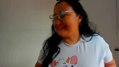 Snapshot of gia_nahomi chatting on 03.08.25 nahomi online show from 03.08.25