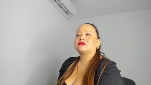 Snapshot of gianna_curv chatting on 02.07.25 Gianna online show from 02.07.25