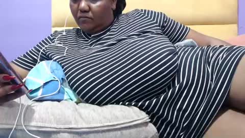 Snapshot of gianttitts chatting on 01.22.25 gianttitts online show from 01.22.25