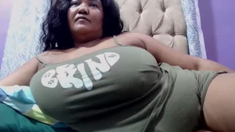 Snapshot of gianttitts chatting on 03.02.25 gianttitts online show from 03.02.25