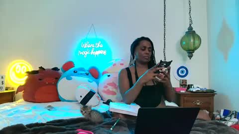 Snapshot of gigimcfee chatting on 09.12.25 G Money online show from 09.12.25