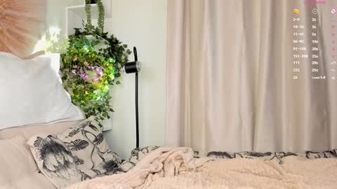 Snapshot of gina_vicious chatting on 01.09.25 Gina online show from 01.09.25