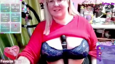 Snapshot of ginesia chatting on 04.29.26 ginesia online show from 04.29.26