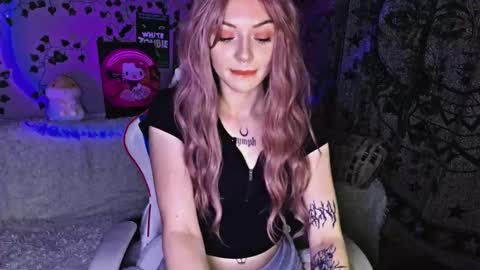 Snapshot of ginnyhotbeat chatting on 09.24.25 Ginny online show from 09.24.25