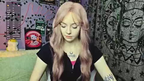 Snapshot of ginnyhotbeat chatting on 09.28.25 Ginny online show from 09.28.25