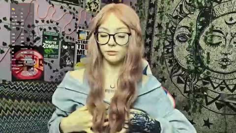 Snapshot of ginnyhotbeat chatting on 10.04.25 Ginny online show from 10.04.25