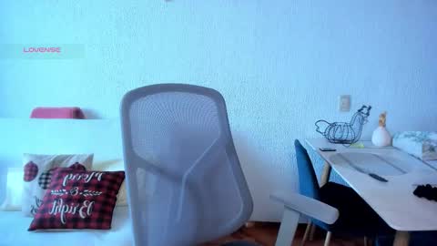 girl_inline online show from 12.21.25