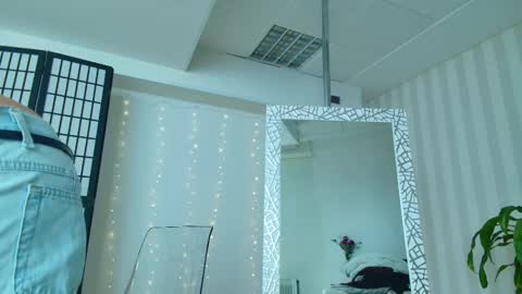 Snapshot of girlnextd00r_ chatting on 02.19.25 Hanna online show from 02.19.25