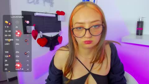 Snapshot of girlsativa chatting on 10.17.25 Maze Thumbs up online show from 10.17.25